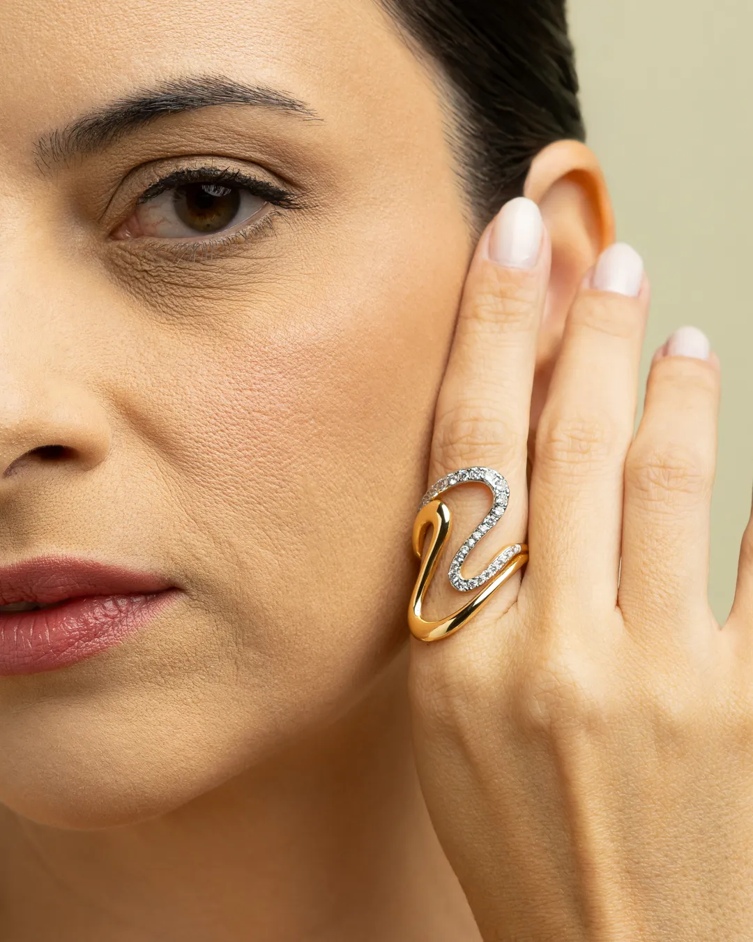 Imagem de Anel Orgânico Banhado a Ouro com Zircônias